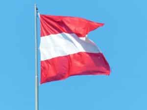 Die österreichische Fahne-gehisst-Nationalfeiertag