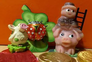 Neujahr Glückbringer (Glücksschweine, Glückscent, Marienkäfer) in eingepackter Schokoladenform