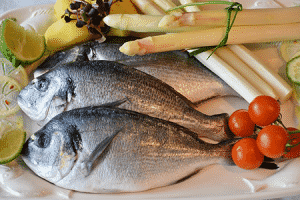 Roher - Fisch/Gemüseteller mit Spargel, Cherrytomaten, Kartoffel, Limetten als Beilage 